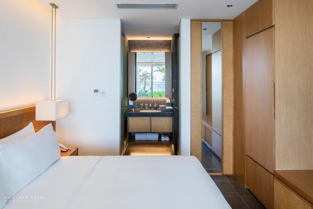 One Bedroom Luxury Ocean Front Apartment with Balcony