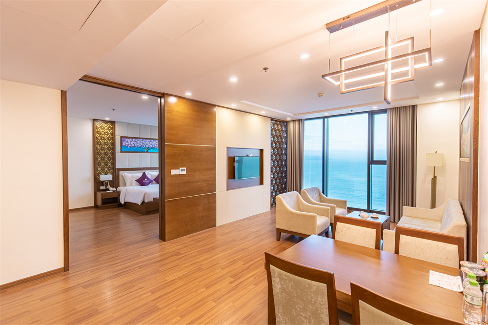 EXECUTIVE SUITE FRONT OCEAN VIEW