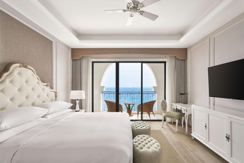 Suite Senior 1 King Bed Beach View